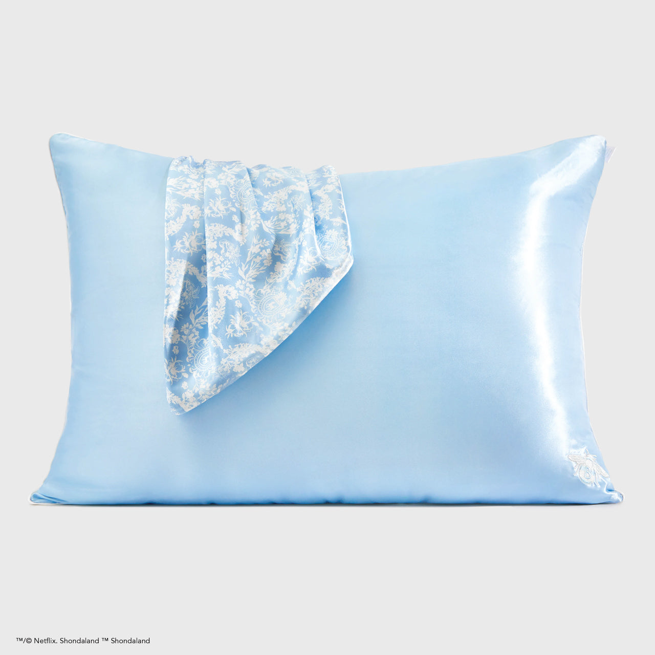 Bridgerton x Kitsch Satin-Kissenbezug - Toile De Blue